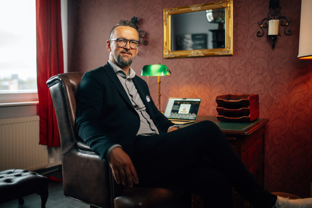 Ronny Wagner im Arbeitszimmer